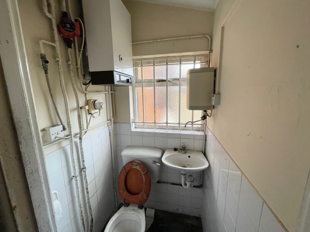 Lot: 61 - VACANT FREEHOLD COMMERCIAL PREMISES - Cloakroom WC with window and gas boiler